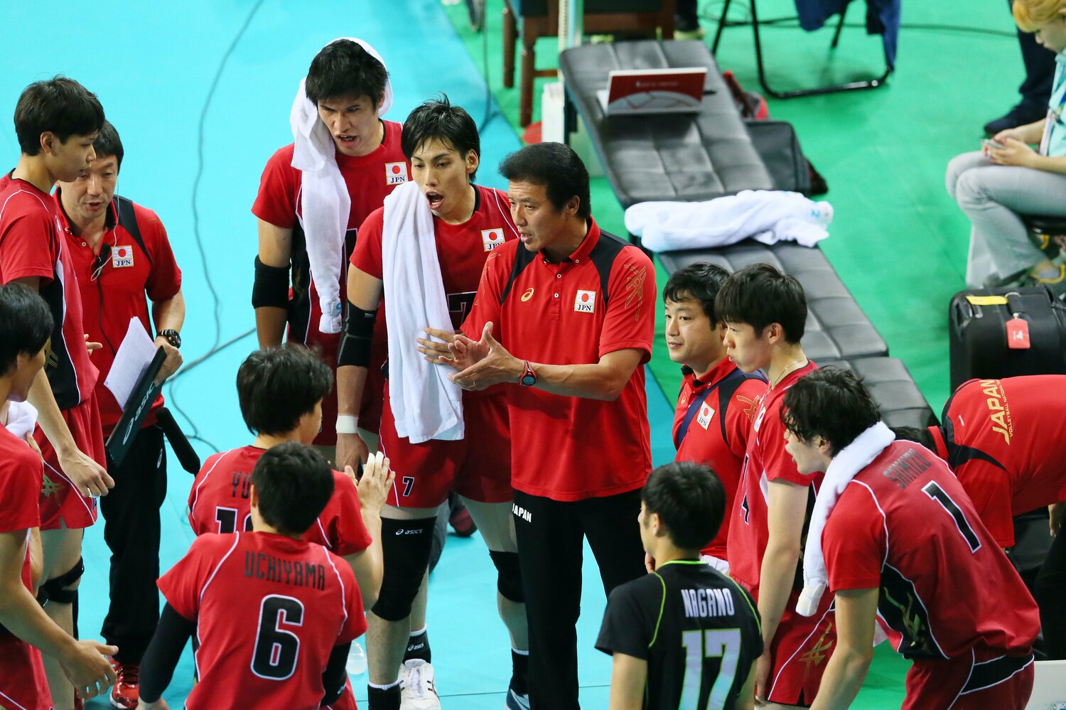 2014年アジア大会決勝で指示を送る南部監督 ©︎YUTAKA/AFLO SPORT