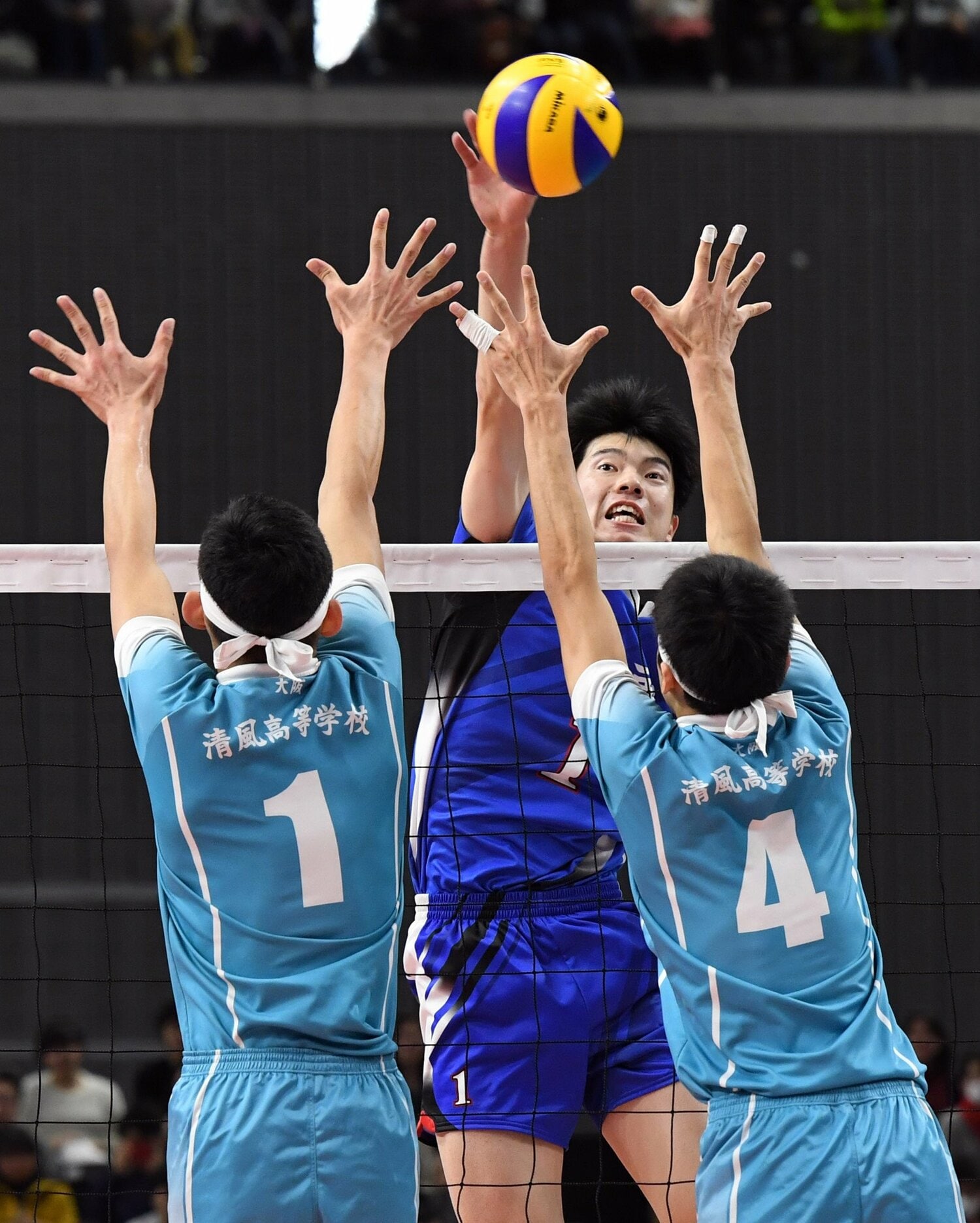 2019年1月、春高バレー決勝の舞台で対戦する洛南・大塚達宣と清風・西川馨太郎(1番)©︎Sankei Shimbun