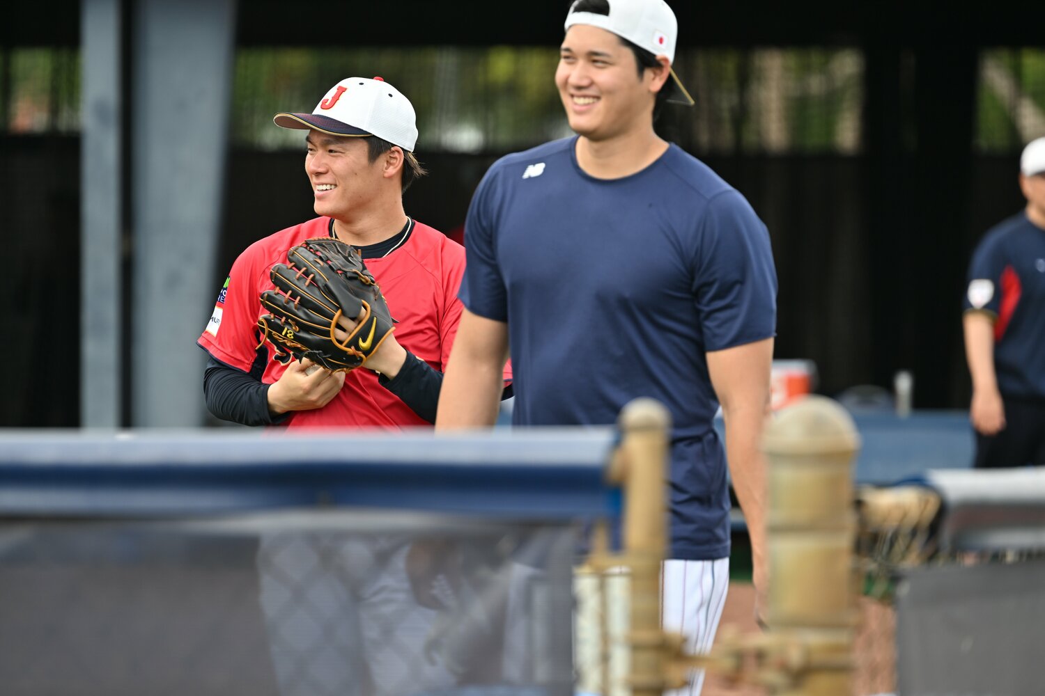 前回大会の自主練習でのワンシーン。大谷と山本が見ている視線の先は…　©Naoya Sanuki