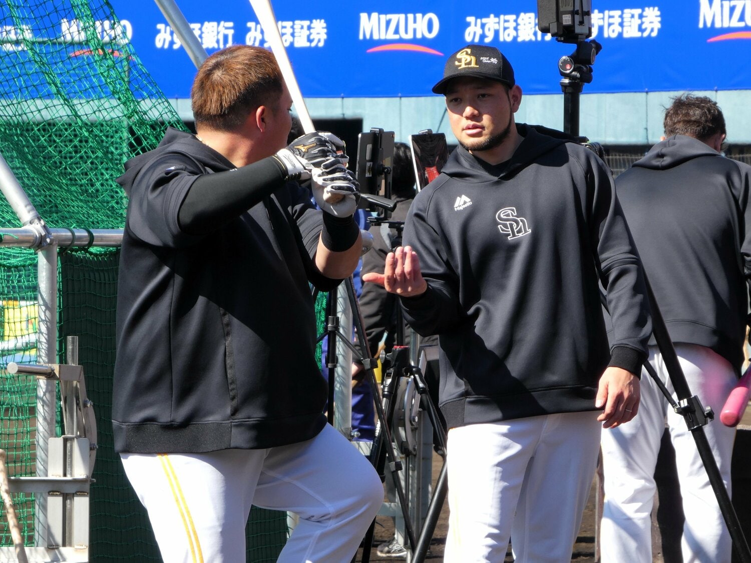 春季キャンプで撮影。現場で指導する菊池コーチ ©Kotaro Tajiri