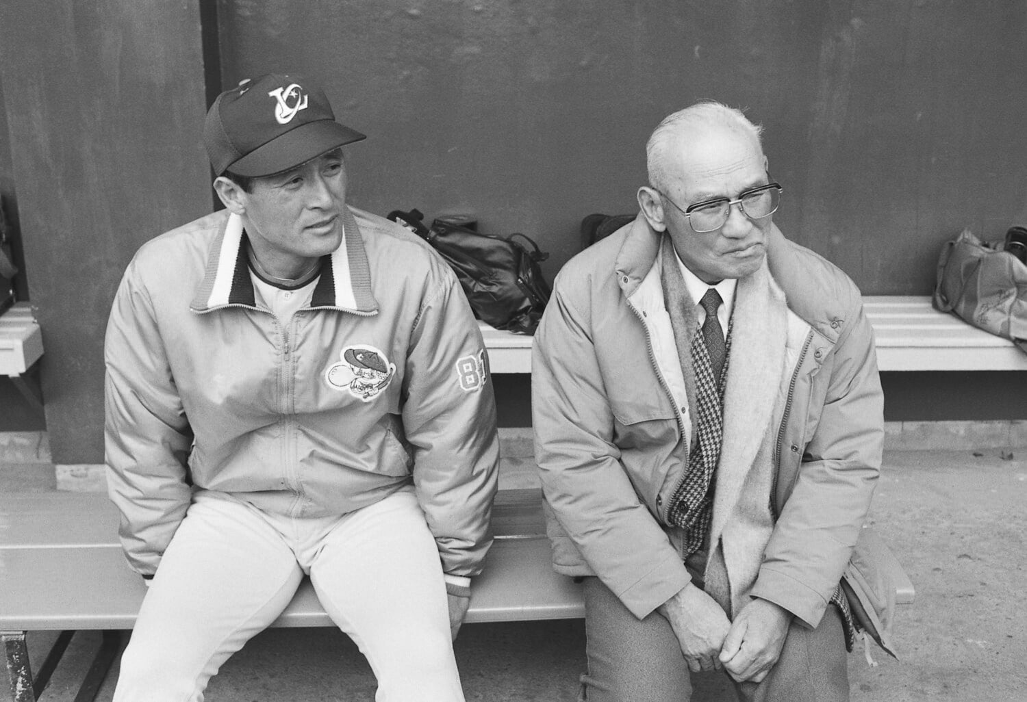 ロッテのレジェンドであり、引退したばかりで監督に就任した有藤だが、牛島には気をつかっていたという。右は川上哲治氏　©JIJI PRESS