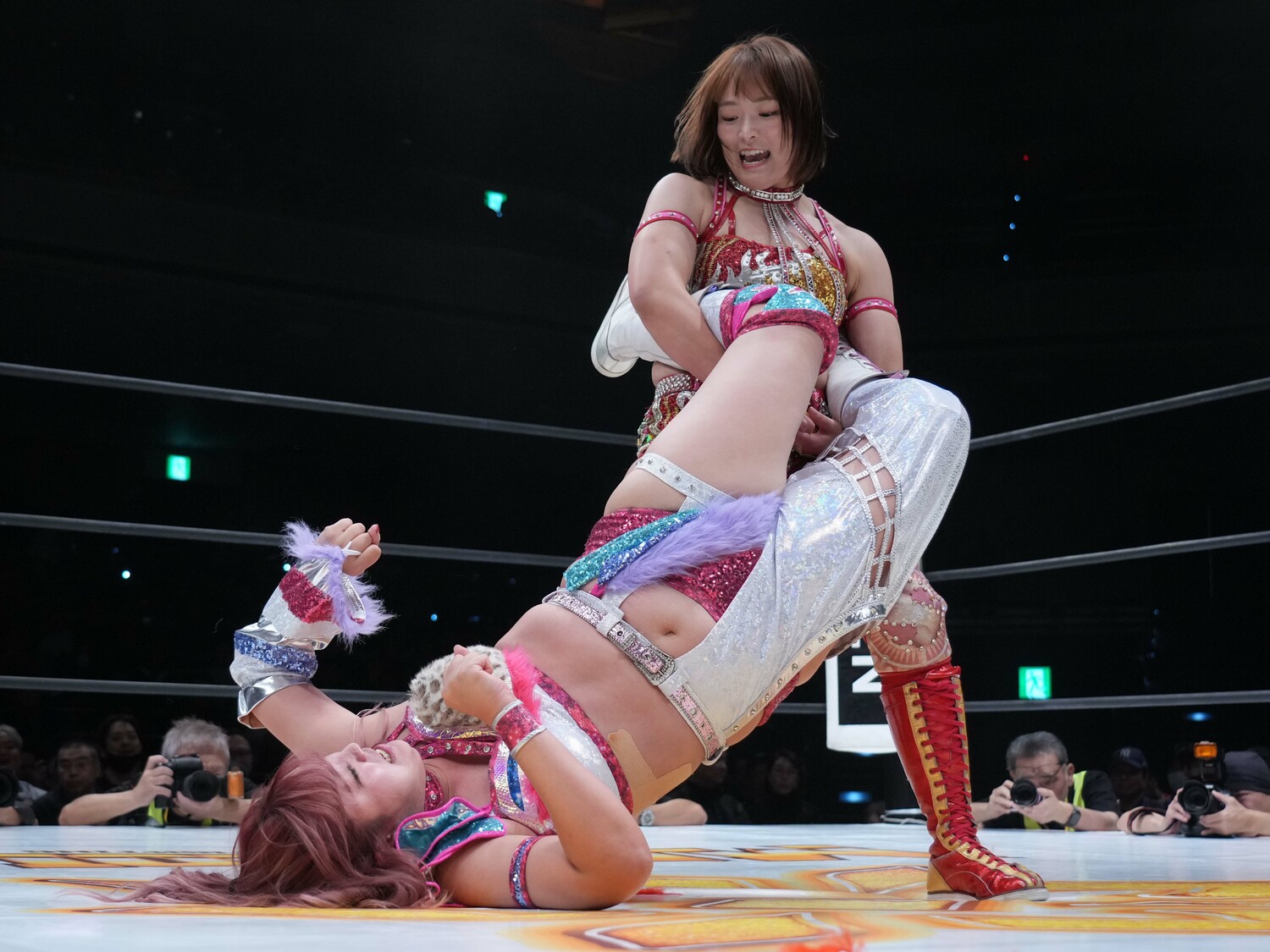 後藤智香をボストンクラブに持っていくSareee　©Essei Hara