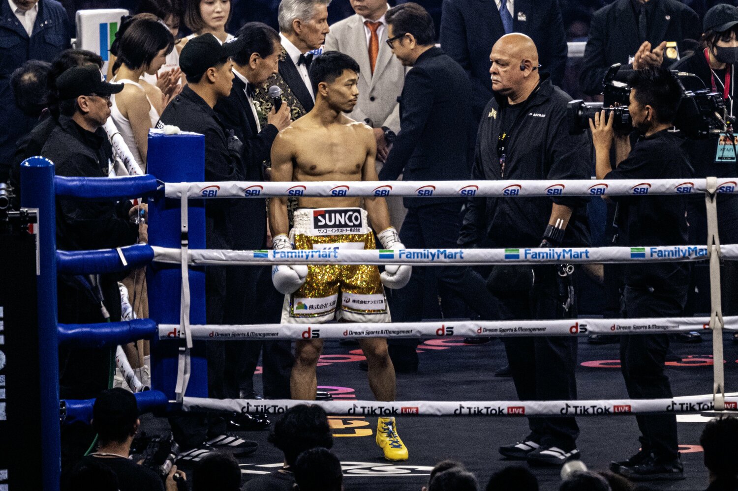 試合直前の中谷潤人とルディ・エルナンデストレーナー　©Takuya Sugiyama