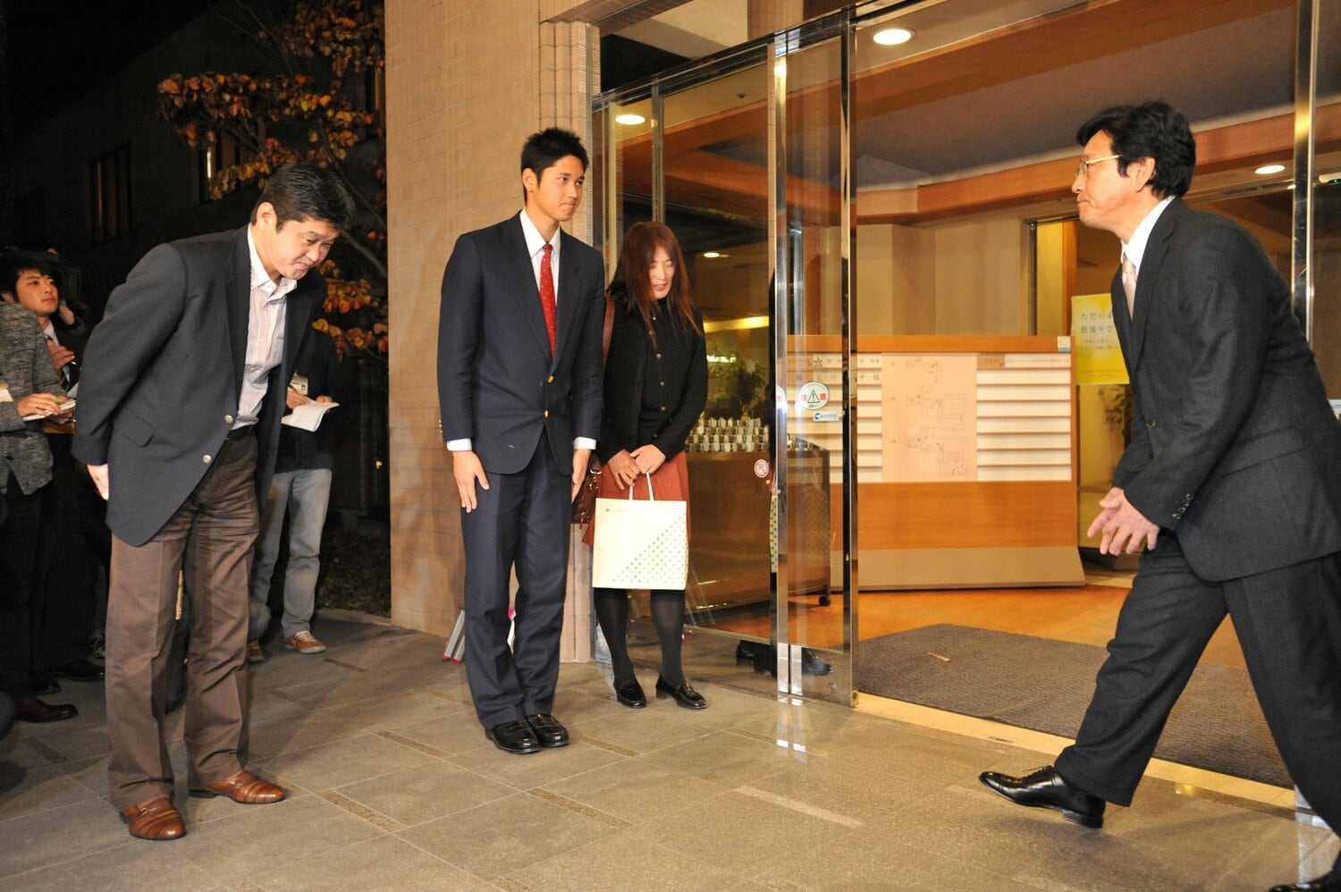 日ハムとの入団交渉、栗山英樹監督（当時）からあいさつを受ける大谷　©Takashi Shimizu