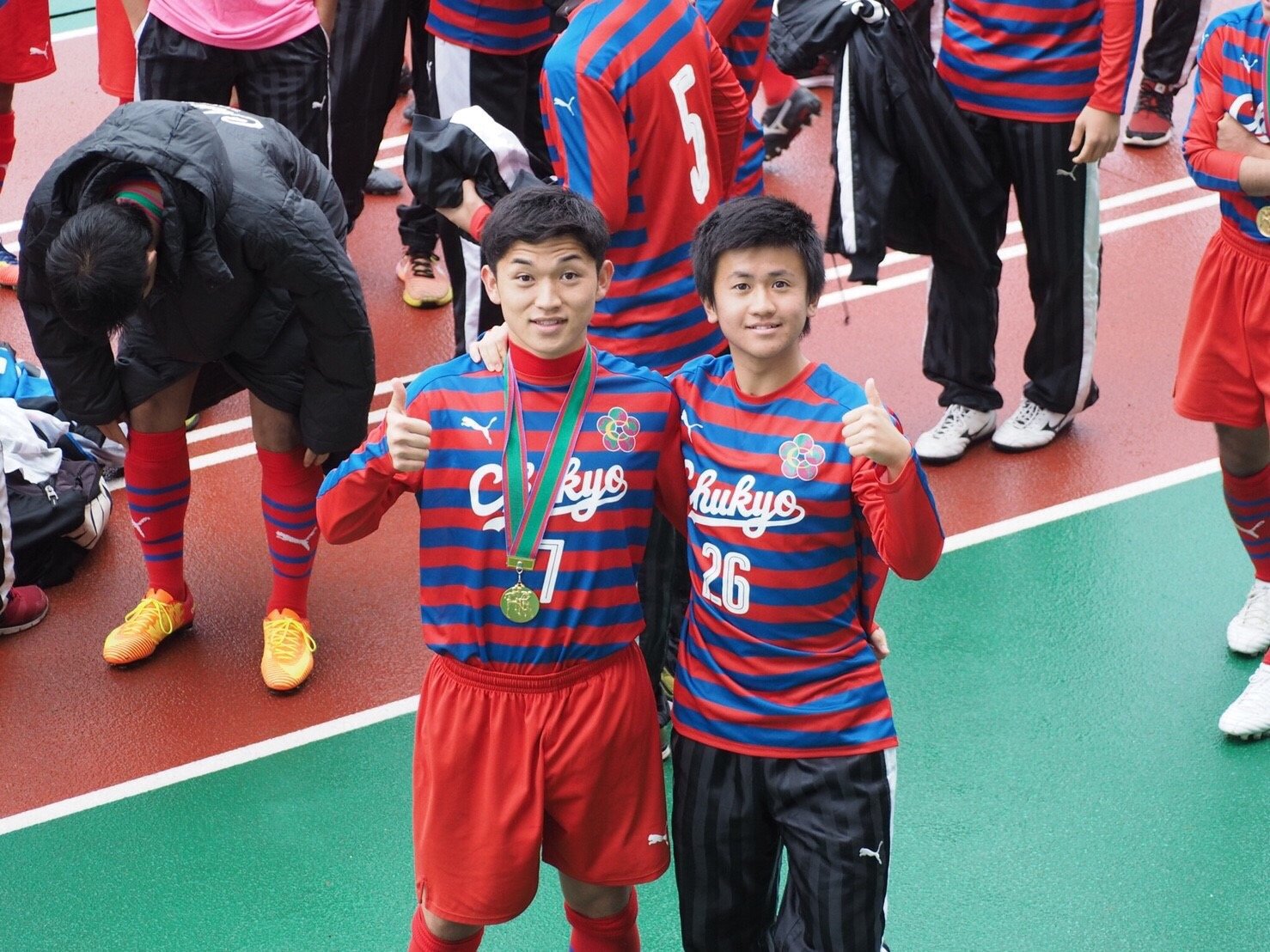 中京大中京サッカー部の同級生で親友の田邉隆平さん(左)の助言が、ウンパルンパの人生を変えていく(写真=本人提供)