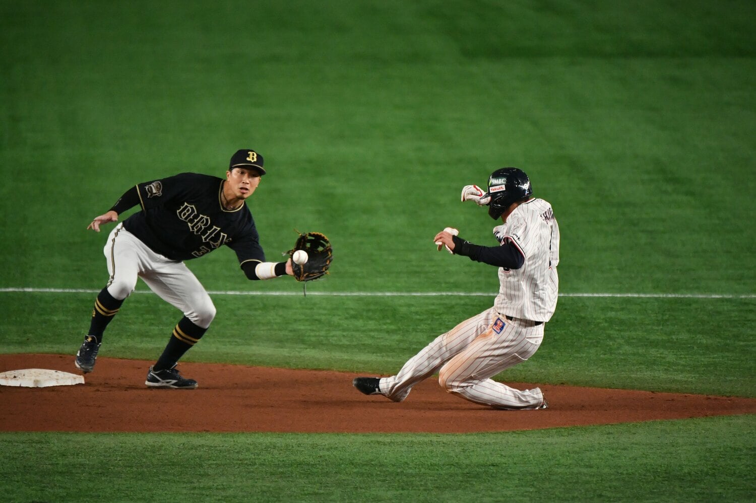 二塁にコンバートした2021年の日本シリーズではヤクルト・塩見の盗塁を刺す好フィールディングを見せた ©︎Nanae Suzuki