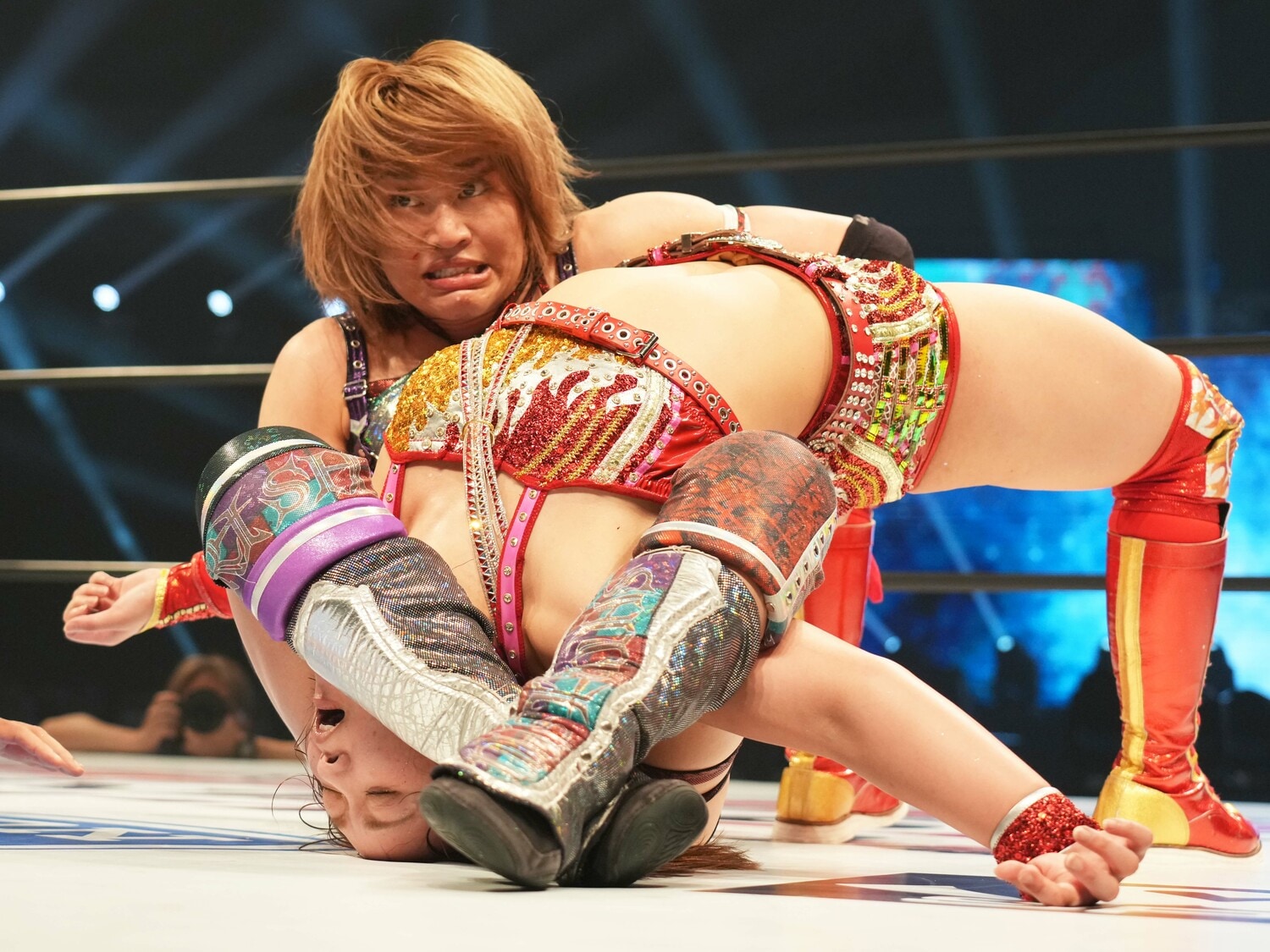 Sareeeを複合技で攻める朱里　©Essei Hara