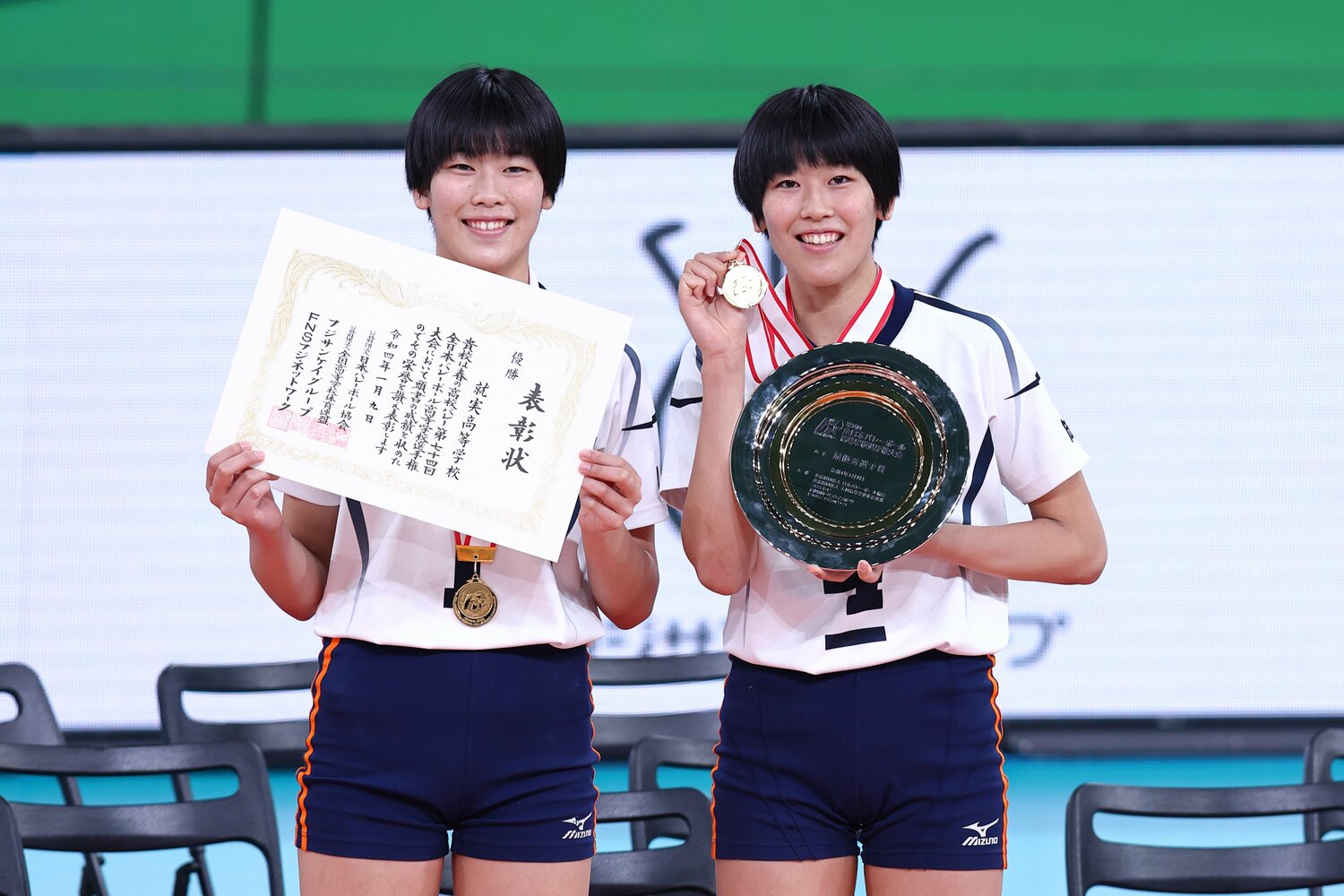 連覇を達成した就実の姉・深澤めぐみ、妹・つぐみ（共に3年、右から）。めぐみは2年連続で最優秀選手に選出された　©︎Naoki Nishimura/AFLO SPORT