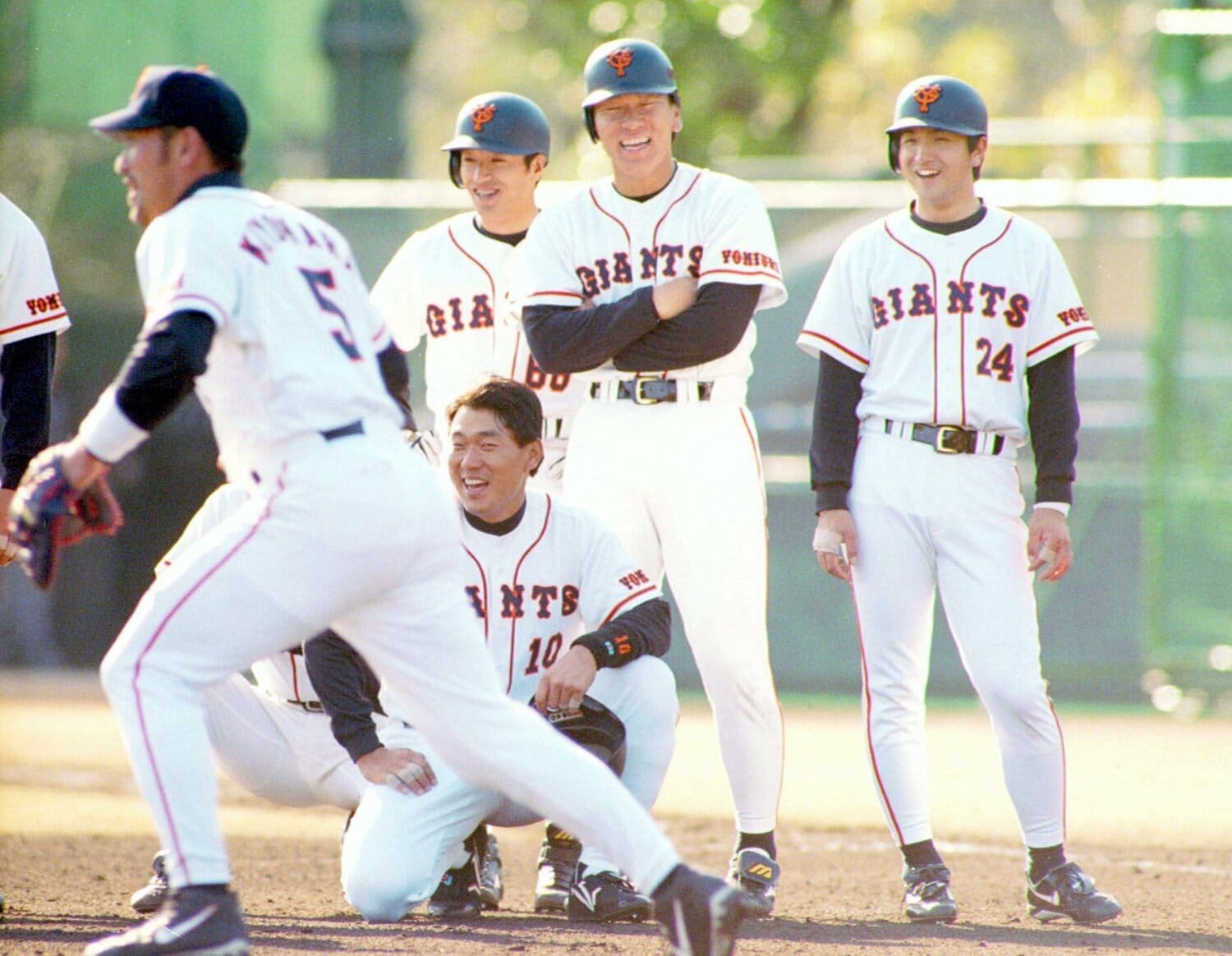 1998年の巨人のキャンプ。ルーキー高橋由伸（右）はすぐにチームに馴染んでいた　©︎Sankei Shimbun