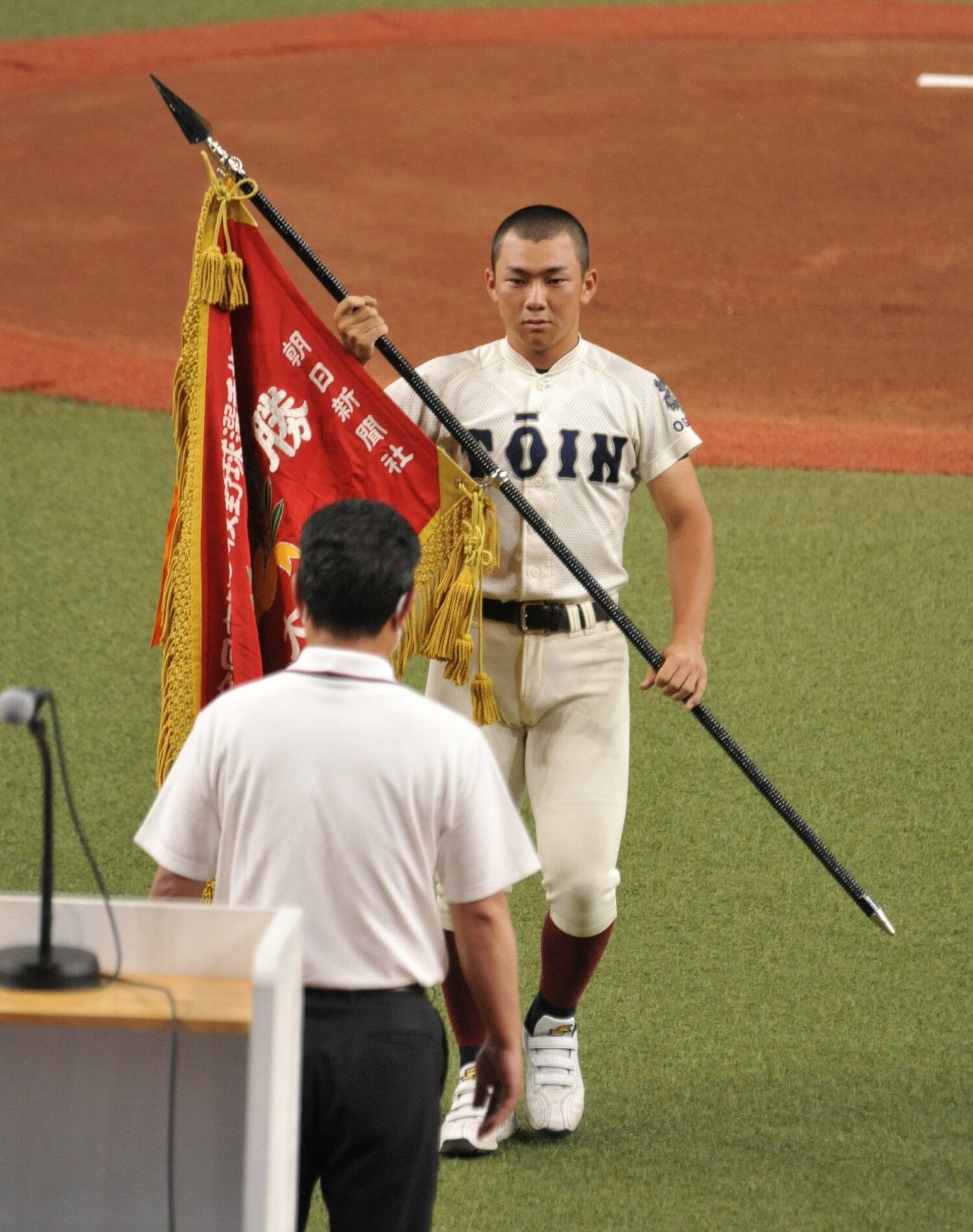 大阪大会開会式で優勝旗を返還した大阪桐蔭・星子天真主将(3年)©Sankei Shimbun