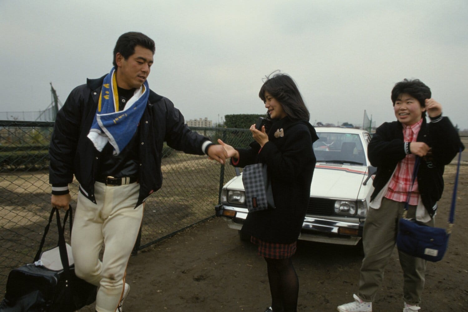 資料写真、1985年撮影。多摩川ギャルのリクエストで握手に応じる角盈男　©BUNGEISHUNJU