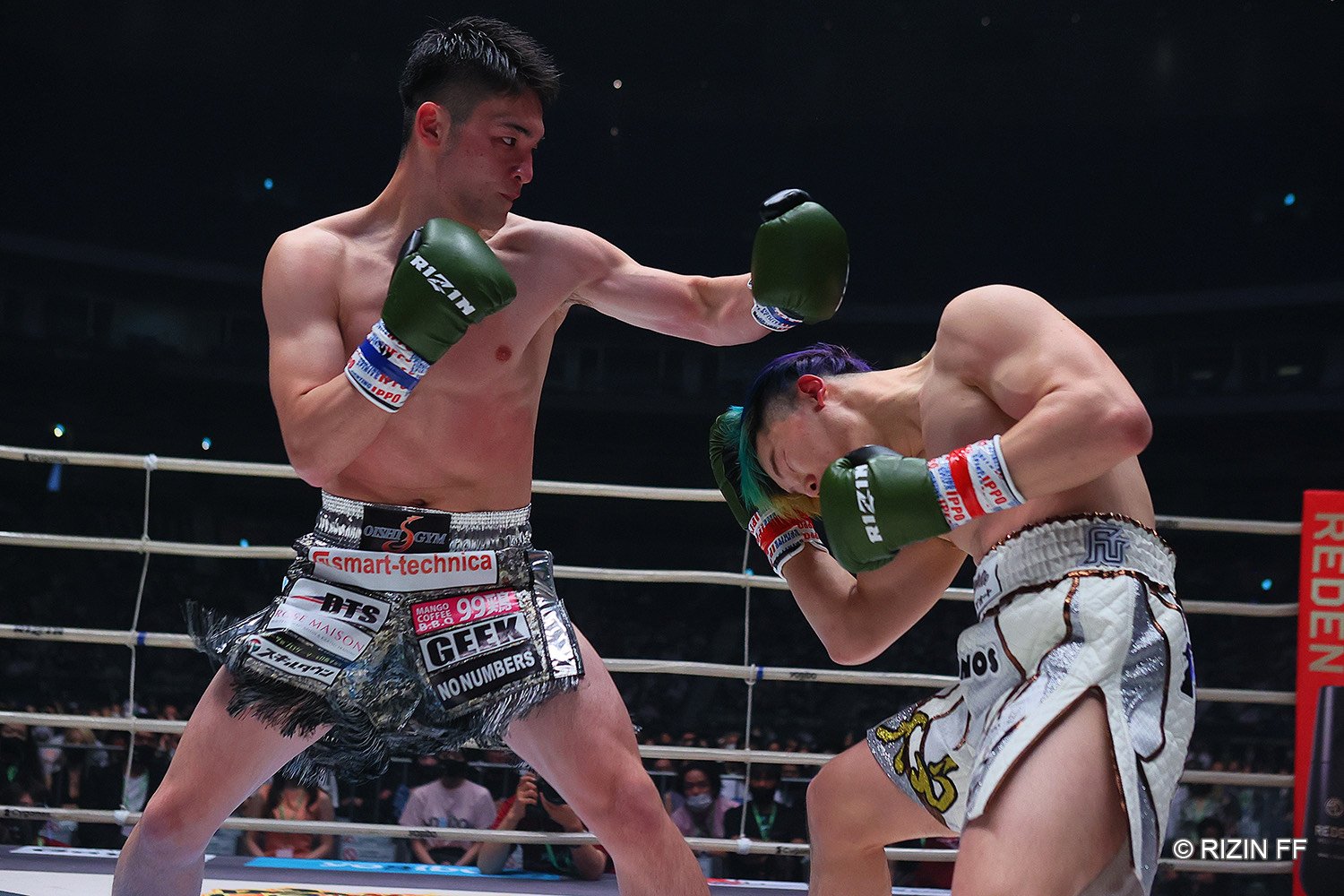 大崎孔稀（左）