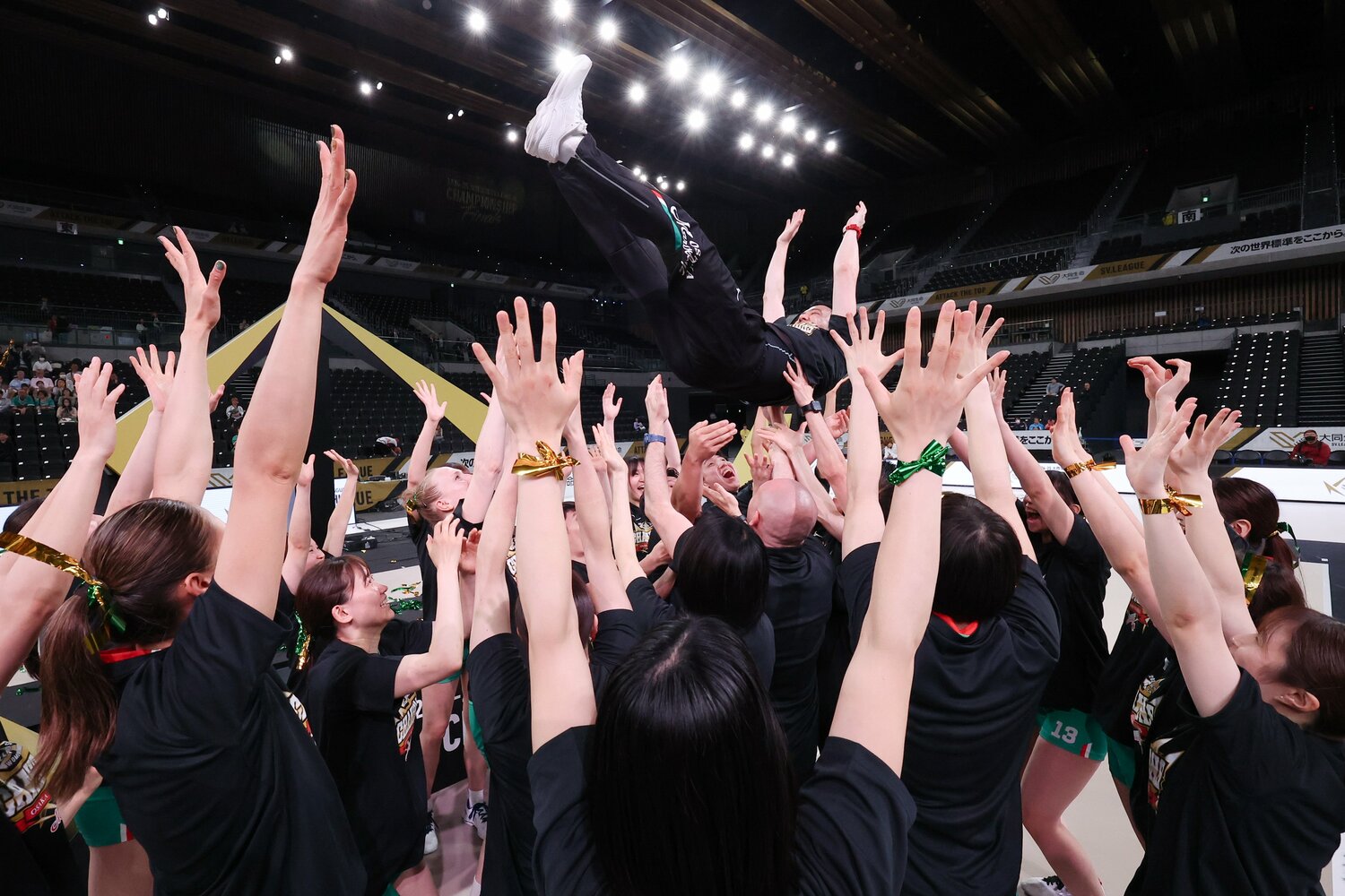 胴上げされる大阪マーヴェラス・酒井監督 ©︎SV.LEAGUE