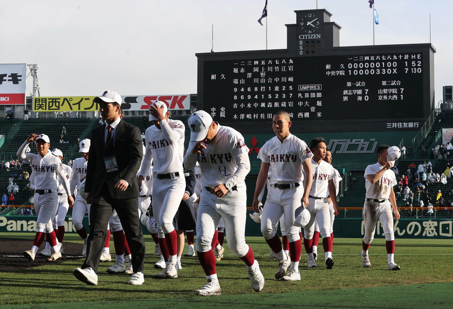 中央学院に敗れ肩を落とす耐久の選手たち。坊主と長髪が混在するチームはいまも珍しい　©JIJI PRESS