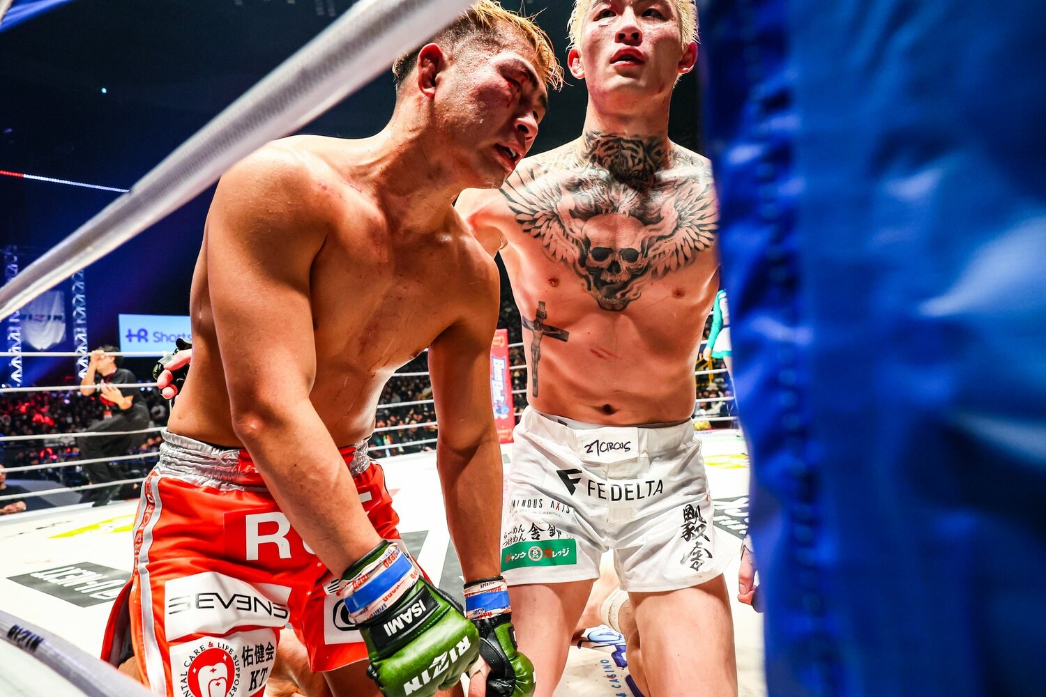 試合後、号泣するYA-MANに声をかける平本蓮。挑発しているようには見えない　©RIZIN FF Susumu Nagao