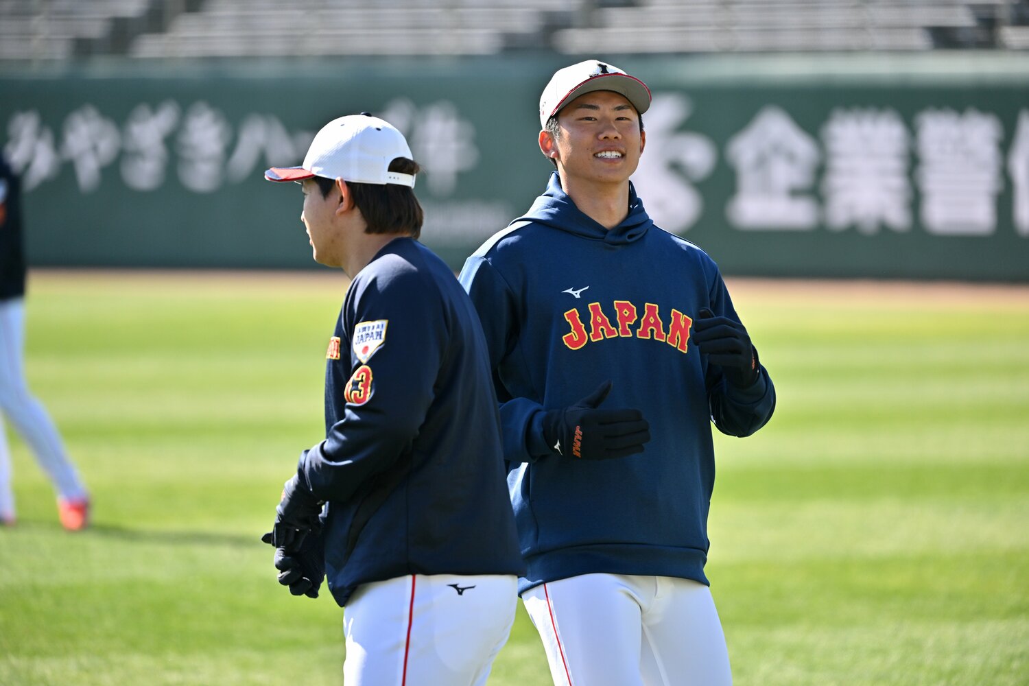 オリックスのチームメイトでもある宮城大弥（左）らと汗を流す曽谷龍平　©︎Hideki Sugiyama