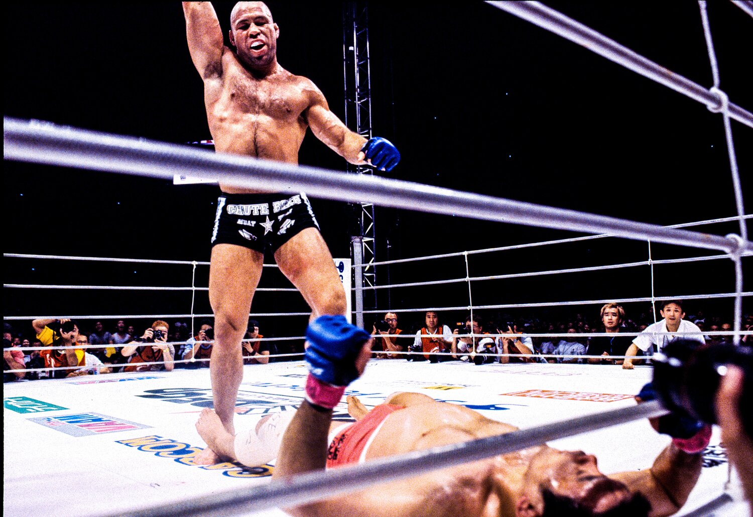 シウバの右がカウンターでヒットし、仰向けに倒れた桜庭