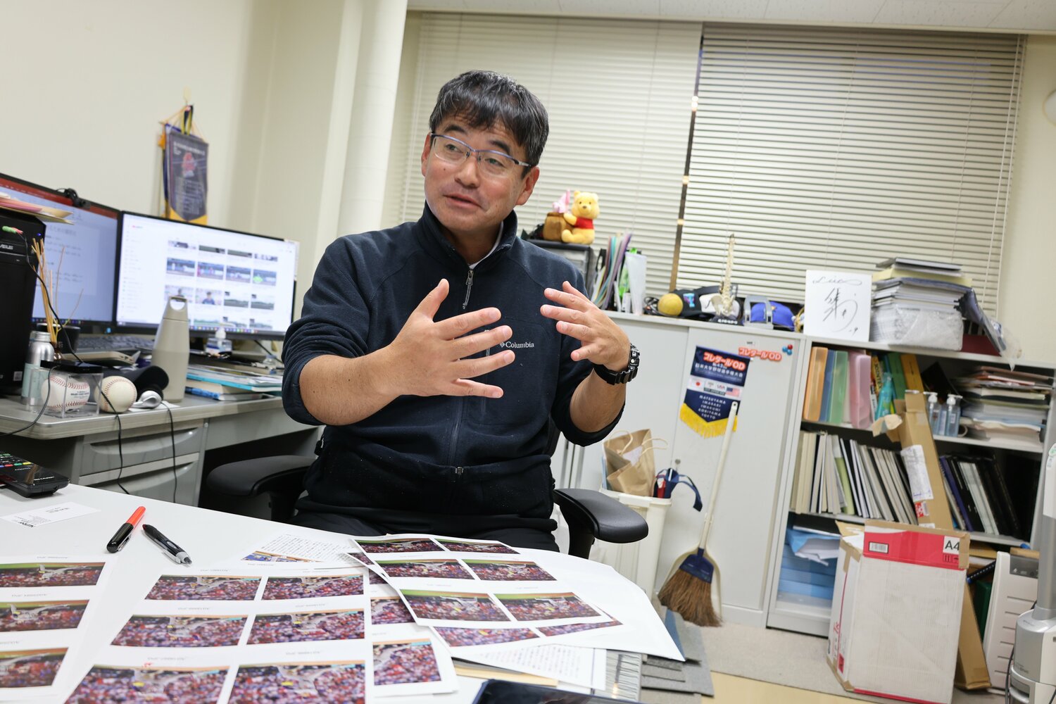 佐々木の投球の分解写真を見ながら解説してくれた川村教授 ©NumberWeb