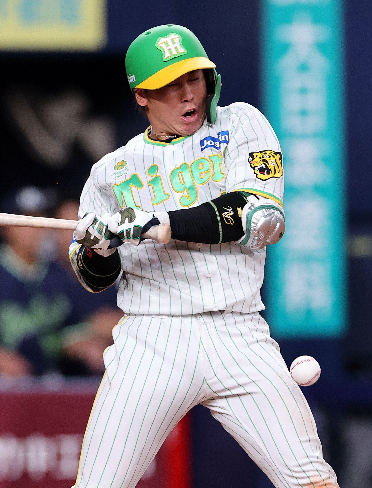 8月13日のヤクルト戦で死球を受け、左手首を骨折した阪神・梅野　©︎JIJI PRESS