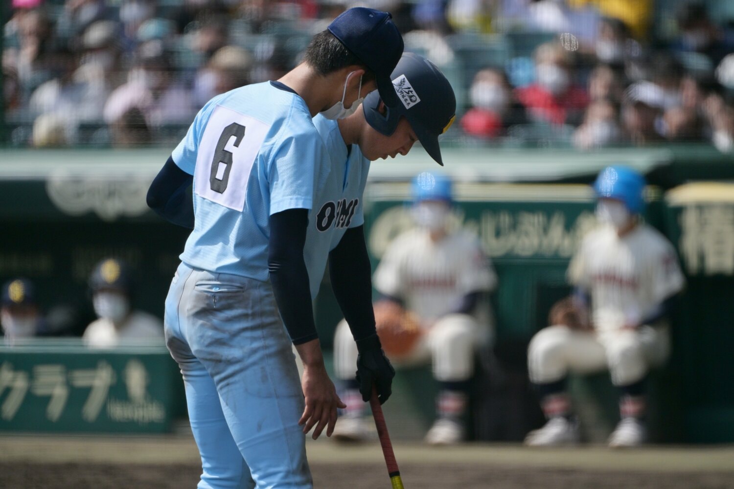バッターボックスに向かう山田に声をかける津田　©Hideki Sugiyama