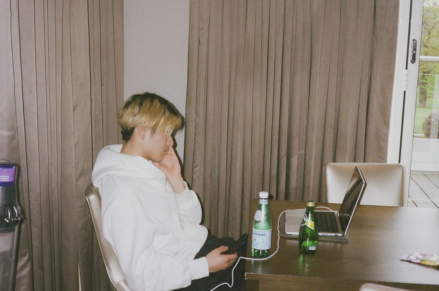 練習後、自宅でインタビューに応じてくれた橋岡。疲れた表情は見せず、終始笑顔だった　©︎Yudai Emmei