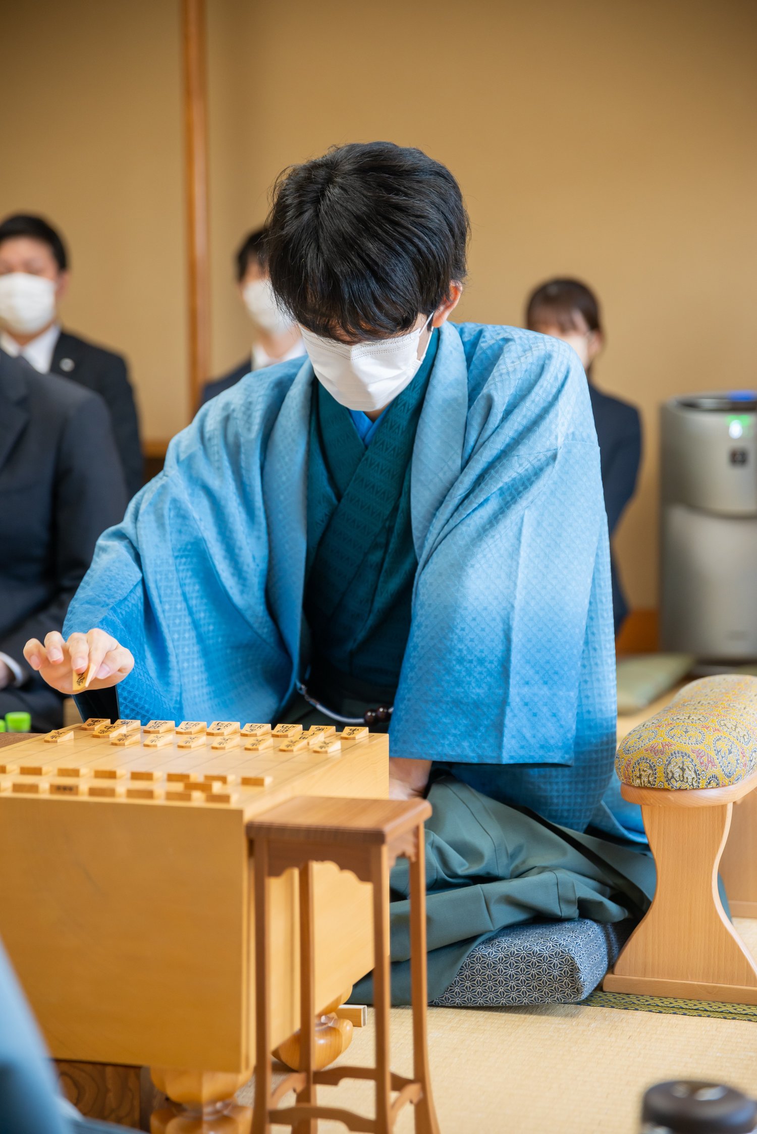 叡王戦第5局の藤井三冠　©日本将棋連盟