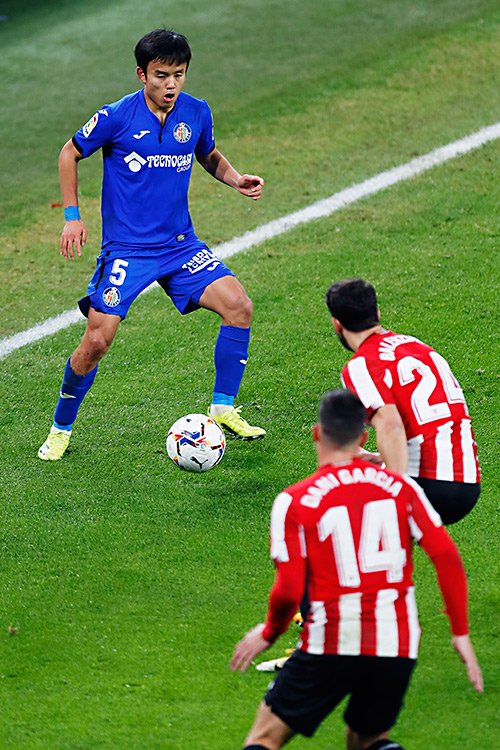 2枚のマーカーと対峙する久保©Daisuke Nakashima