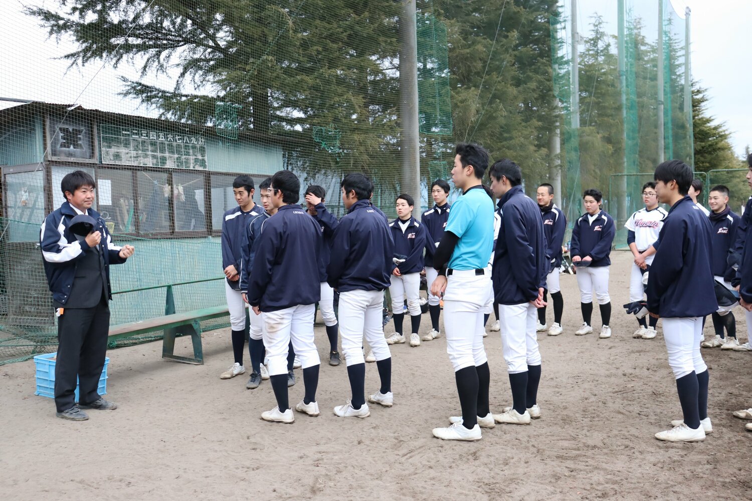 選手たちに指示を出す芳賀監督　©Genki Taguchi