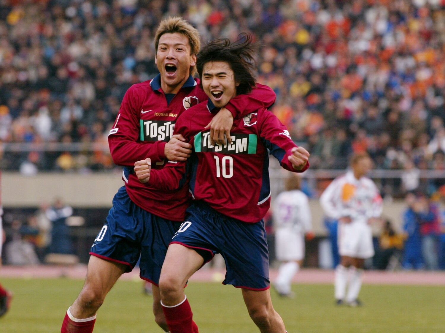 2002年からは鹿島の10番を託された本山。ゴールを決めて鈴木隆行と喜ぶ　©︎JIJI PRESS