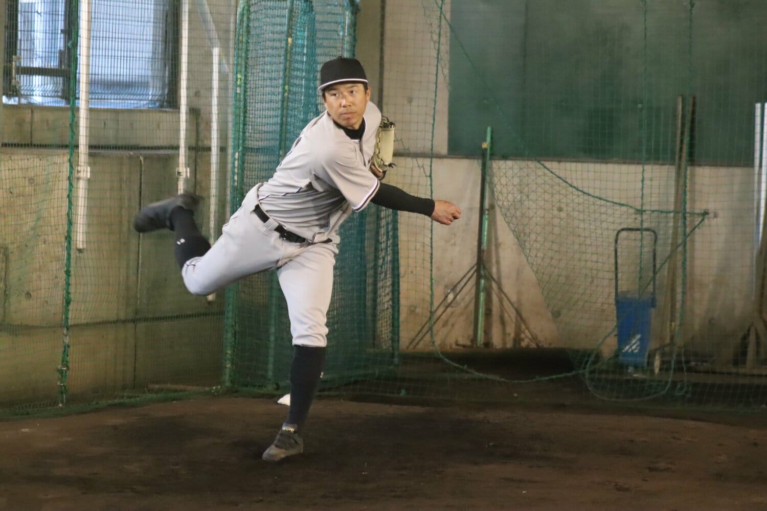 ブルペンで投げる藤岡 ©Kou Hiroo