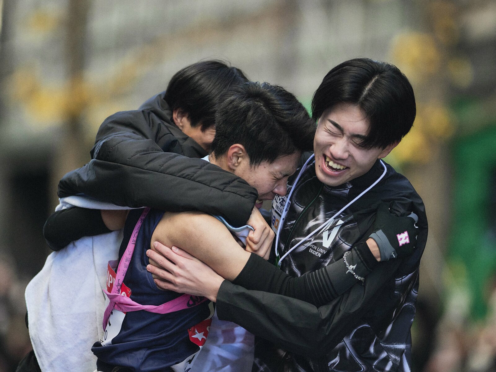 ともに3年時から役職をつとめる中澤星音主将(右)がアンカー大仲竜平副将を出迎えた photograph by Yuki Suenaga