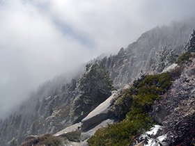 雪景色の中、トレイルを進んでいく。