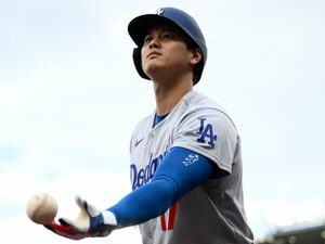 大谷翔平がドシャ降りの中…8歳野球少年にファンサ「ショウヘイ大好きだから嬉しい！」“元巨人勢を粉砕”ホームランに母親も「最高の1日です」