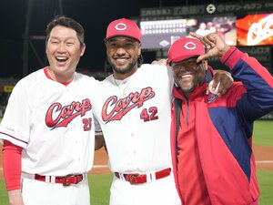 「フェリちゃんは本当にありがたい」広島カープ・新井貴浩監督も絶賛するドミニカ人フェリシアーノの「通訳」を超えた仕事「選手の教育係も…」