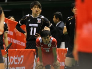 2016年、2大会連続でオリンピック出場権を逃したバレーボール男子日本代表。リベロの永野健（手前）は厳しい表情で戦況を見つめる