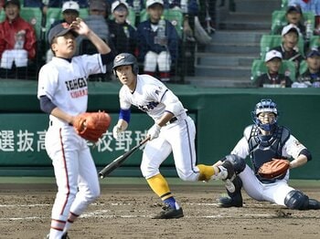 捕手のリードは「配球」だけじゃない。叱り時、捕球音、2秒間止まるミット。＜Number Web＞ photograph by Kyodo News