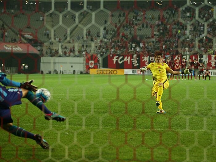 西川周作はPKを志願する男である。「迷ったら、前へ。それが自分」<Number Web> photograph by J.LEAGUE PHOTOS