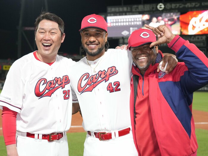 「フェリちゃんは本当にありがたい」広島カープ・新井貴浩監督も絶賛するドミニカ人フェリシアーノの「通訳」を超えた仕事「選手の教育係も…」＜Number Web＞ photograph by SANKEI SHIMBUN