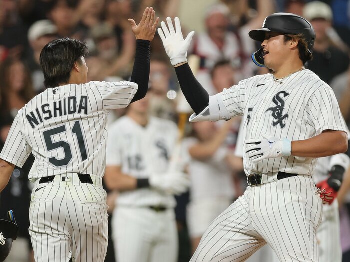 西田陸浮「ヤバいっす、凄すぎます！」26歳村上宗隆が“MLB弱小球団”を変えた？ 日本人がまだ知らないムネの“裏の顔”…ホワイトソックス相棒の証言＜Number Web＞ photograph by Michael Reaves/Getty Images