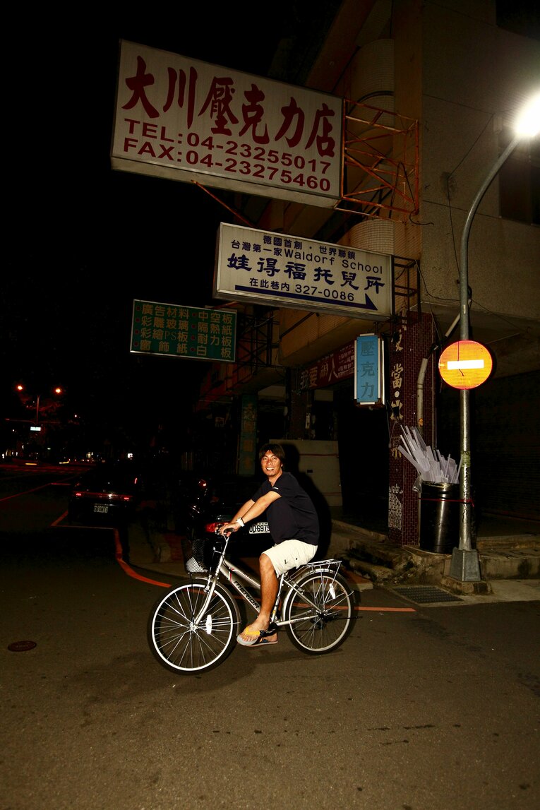 台湾の街中で撮影した貴重な写真　©BUNGEISHUNJU