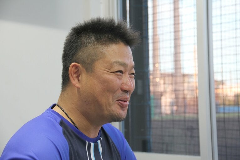 やはり横浜帰還がなんだか嬉しそうな村田コーチ　©NumberWeb