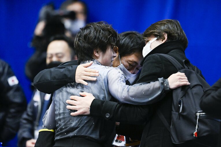 NHK杯、フリーの演技後、コーチのランビエル、出水慎一トレーナーと一緒に喜びを分かち合う 　©Asami Enomoto