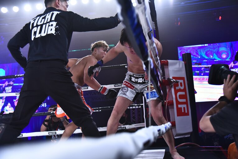 深刻なダメージを負ってよろめく朝倉未来（1枚目／全3枚）　©RISE CREATION