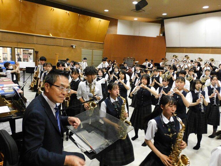 見学に訪れると、部員たちがいきなり10曲近くプロ顔負けの演奏を披露してくれた（手前左が梅田監督）　©︎Haruka Sato