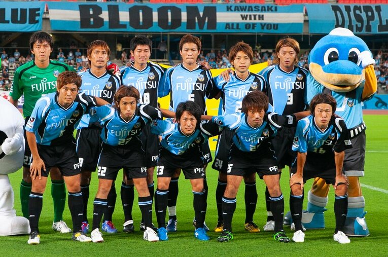 2010年の天皇杯2回戦、鹿屋体育大学戦に先発した吉田勇樹コーチ（前列右から2人目。後列は小林悠）。4年間の現役生活で唯一の公式戦出場となった ／ photograph by KAWASAKI FRONTALE