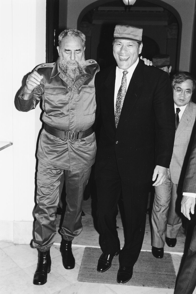 会食後、すっかり意気投合した様子のカストロ議長と猪木