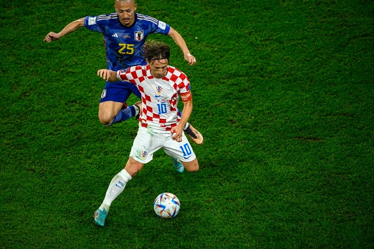 モドリッチとのマッチアップ　©︎Takuya Sugiyama/JMPA