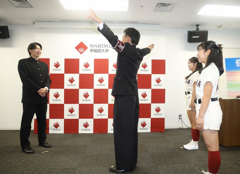 楽天の指名あいさつ後、応援団の応援を受ける伊藤樹（仙台育英→早稲田大）　©Sankei Shimbun 