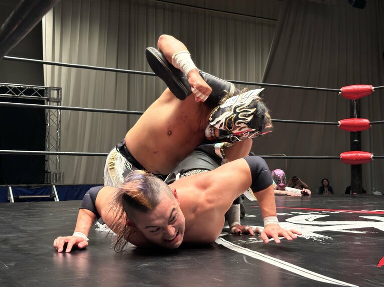 スワイプすると「エル・デスペラードvs葛西純」など激闘写真をご覧になれます　©Norihiro Hashimoto