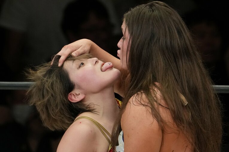 ボジラにピアスを見せつける林下詩美　©Masashi Hara